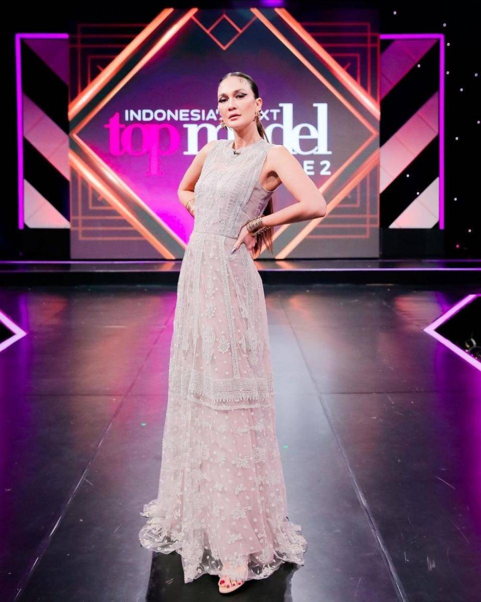 Luna Maya (instagram.com/lunamaya/)