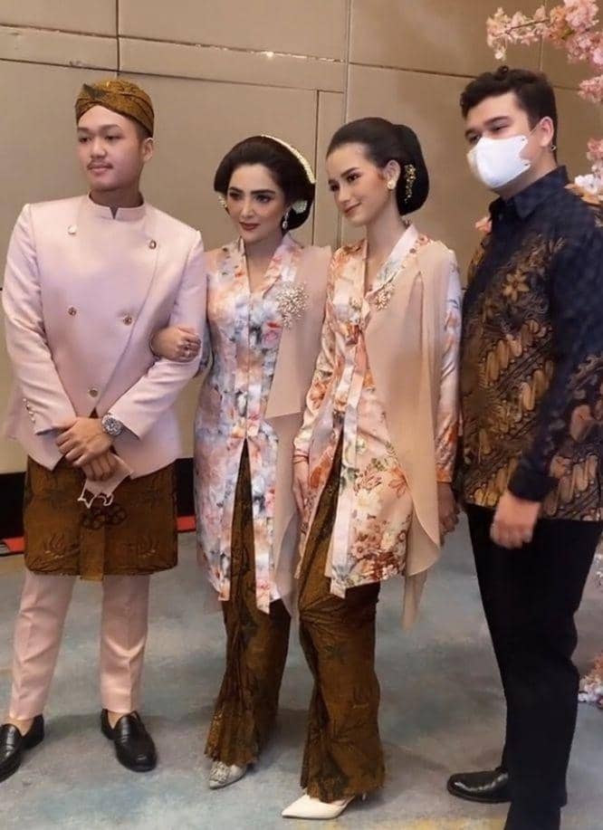 Sarah Menzel di 7 bulanan Aurel (Instagram.com/ssarah_menzel)