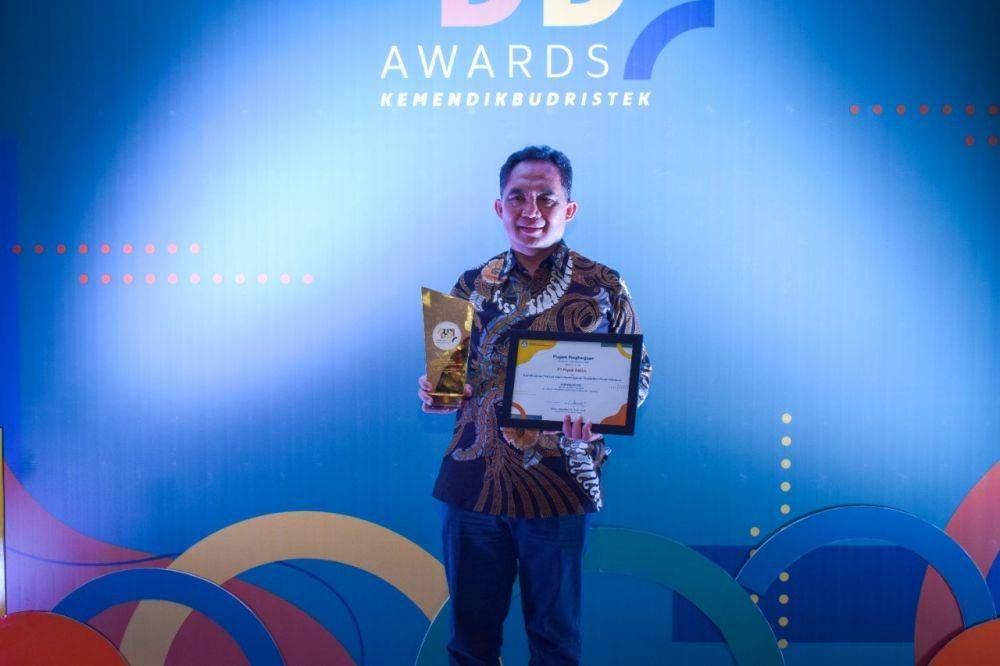 SEVP Business Support PKT, Meizar Effendi, menerima penghargaan DUDI Awards 2021 dari Kemendikbudristek di Jakarta, Rabu (15/12). (Dok. Istimewa)