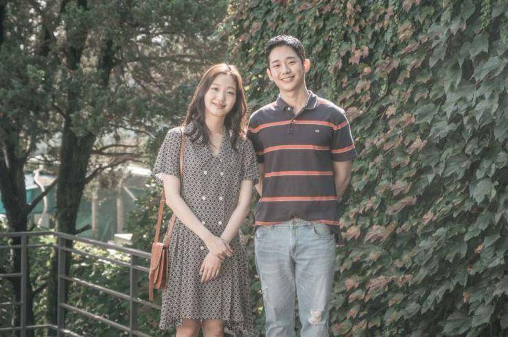 Jung Hae In dan Kim Go Eun dalam film Tune in for Love. (Kobiz/MOVIEROCK)