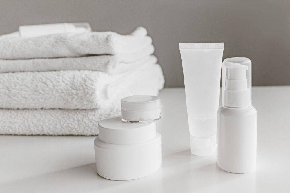 ilustrasi travel toiletries (pexels.com/Roman Odintsov)