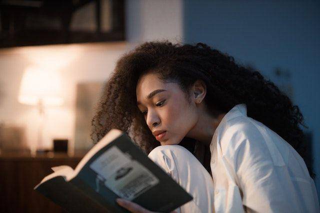 ilustrasi perempuan membaca buku (pexels.com/Ron Lach)