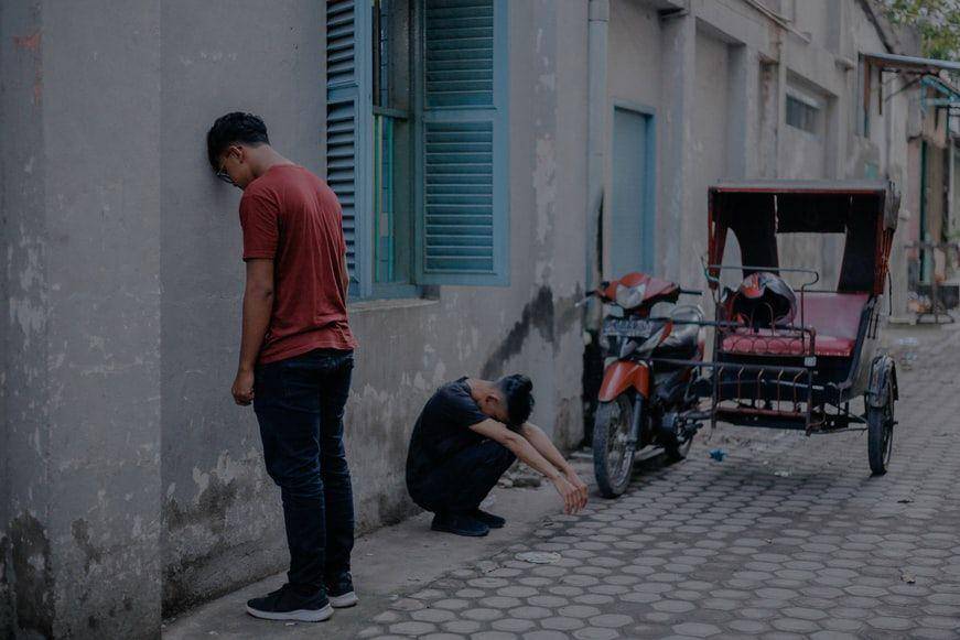 ilustrasi dua orang yang pesimis (unsplash.com/Rio Syhputra)