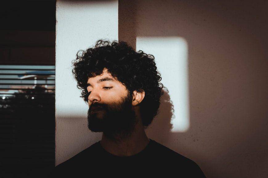 ilustrasi pria pesimis (unsplash.com/mouad bouallayel)