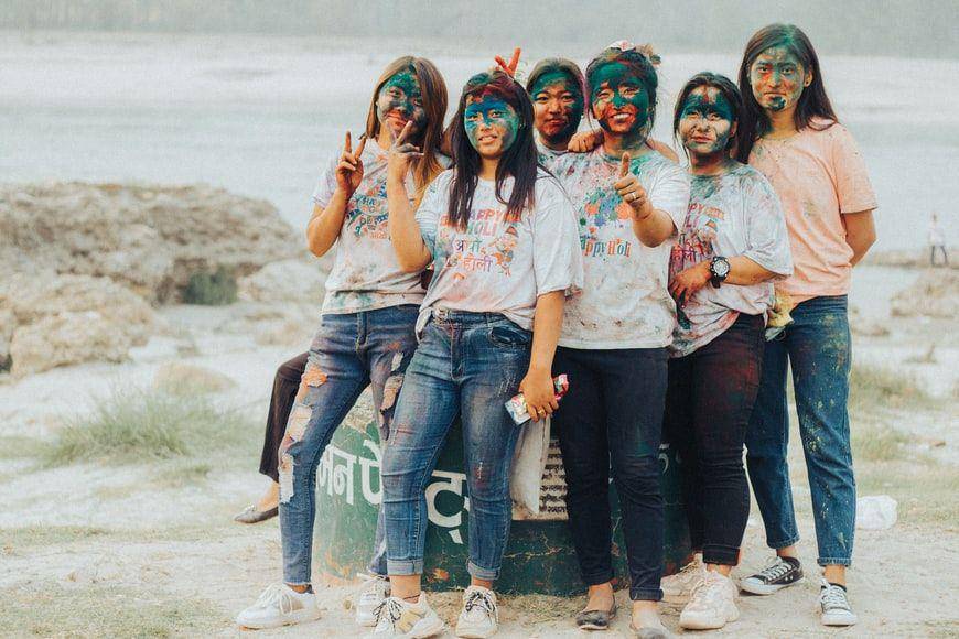 ilustrasi sekelompok teman (unsplash.com/sagar shrestha)
