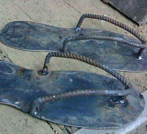 Potret sandal jepit tak biasa (memeguy.com)