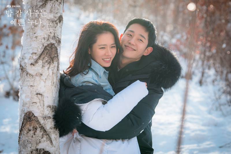 Jung Hae In dan Son Ye Jin dalam drama Something in the Rain. (dok. jTBC/Something in the Rain)