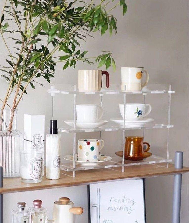 rak gelas akrilik (instagram.com/ukiyohomedecor)