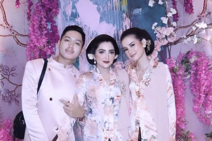 10 Potret Sarah Menzel di Acara Tujuh Bulanan Aurel, Anggun Banget