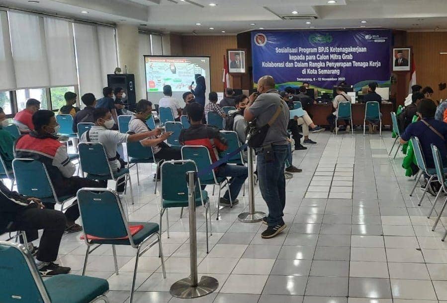 Masyarakat Kota Semarang memanfaatkan kesempatan untuk mendaftar menjadi mitra Grab di Grab Acquisition Center. (Dok. Grab Indonesia)