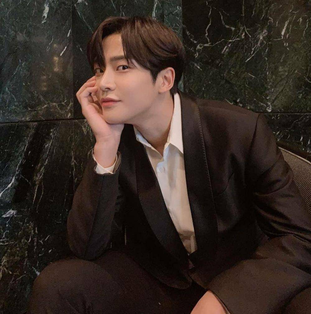 Rowoon (instagram.com/ewsbdi)