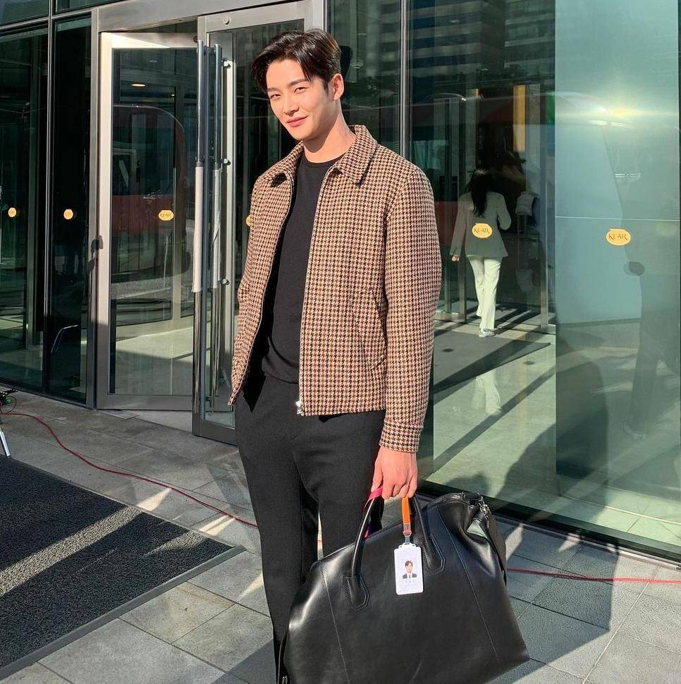 Rowoon (instagram.com/ewsbdi)