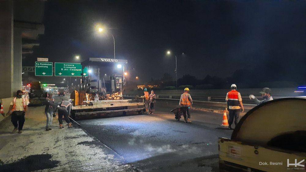 PT Hutama Karya (Persero) memperbaiki dan pemeliharan sejumlah titik Jalan Tol Trans Sumatera (JTTS) ruas Lampung. (Dok. Hutama Karya).