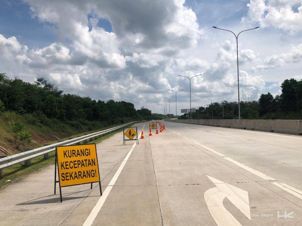 PT Hutama Karya (Persero) memperbaiki dan pemeliharan sejumlah titik Jalan Tol Trans Sumatera (JTTS) ruas Lampung. (Dok. Hutama Karya).