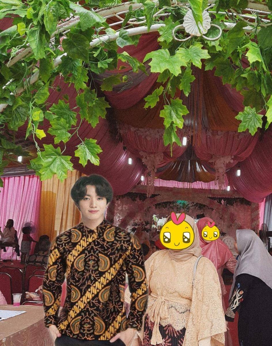foto editan BTS pakai batik (twitter.com/scheddigurl)