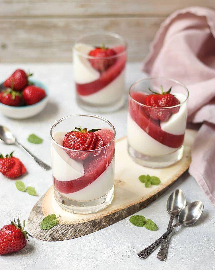 Strawberry Pannacotta (Instagram.com/natalija_mysticcakes)