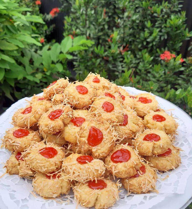 Strawberry Thumbprint Cookies (Instagram.com/linasutiono)