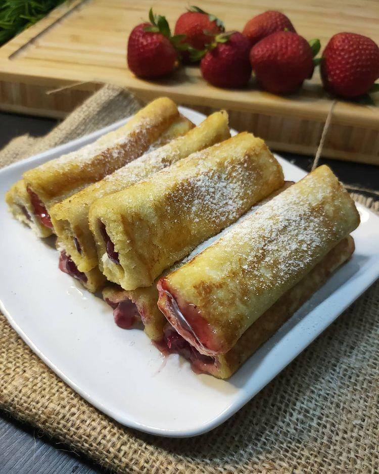 Strawberry French Toast Roll Ups (Instagram.com/eydaairtangan)