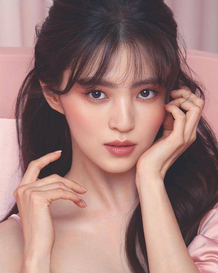 Han So Hee (instagram.com/xeesoxee)