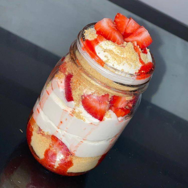 Strawberry Cheese Cake Jar (Instagram.com/sweetenedbyj.annette)