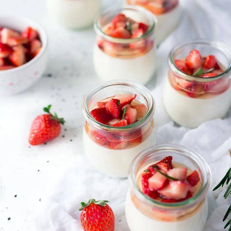 Strawberry Pannacotta (Instagram.com/fjh.29)