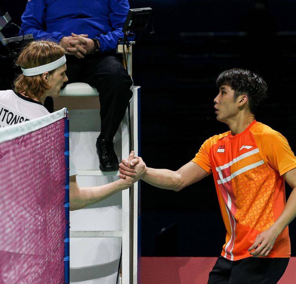 Anders Antonsen bersama Loh Kean Yew di Kejuaraan Dunia 2021 (instagram.com/bwf.official)