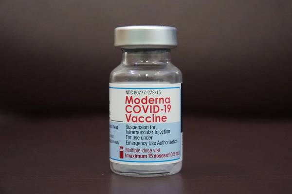 ilustrasi botol vaksin COVID-19 mRNA-1273 atau Spikevax, produksi Moderna (pixabay.com/mufidpwt)