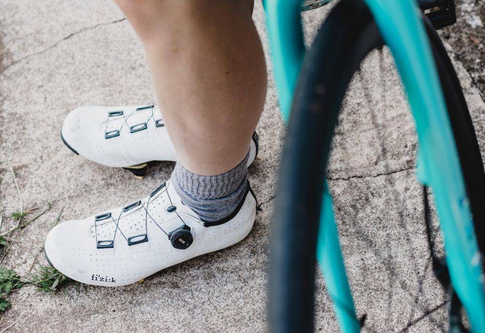 Ilustrasi sepatu sepeda (unsplash.com/Ashley de Lotz)