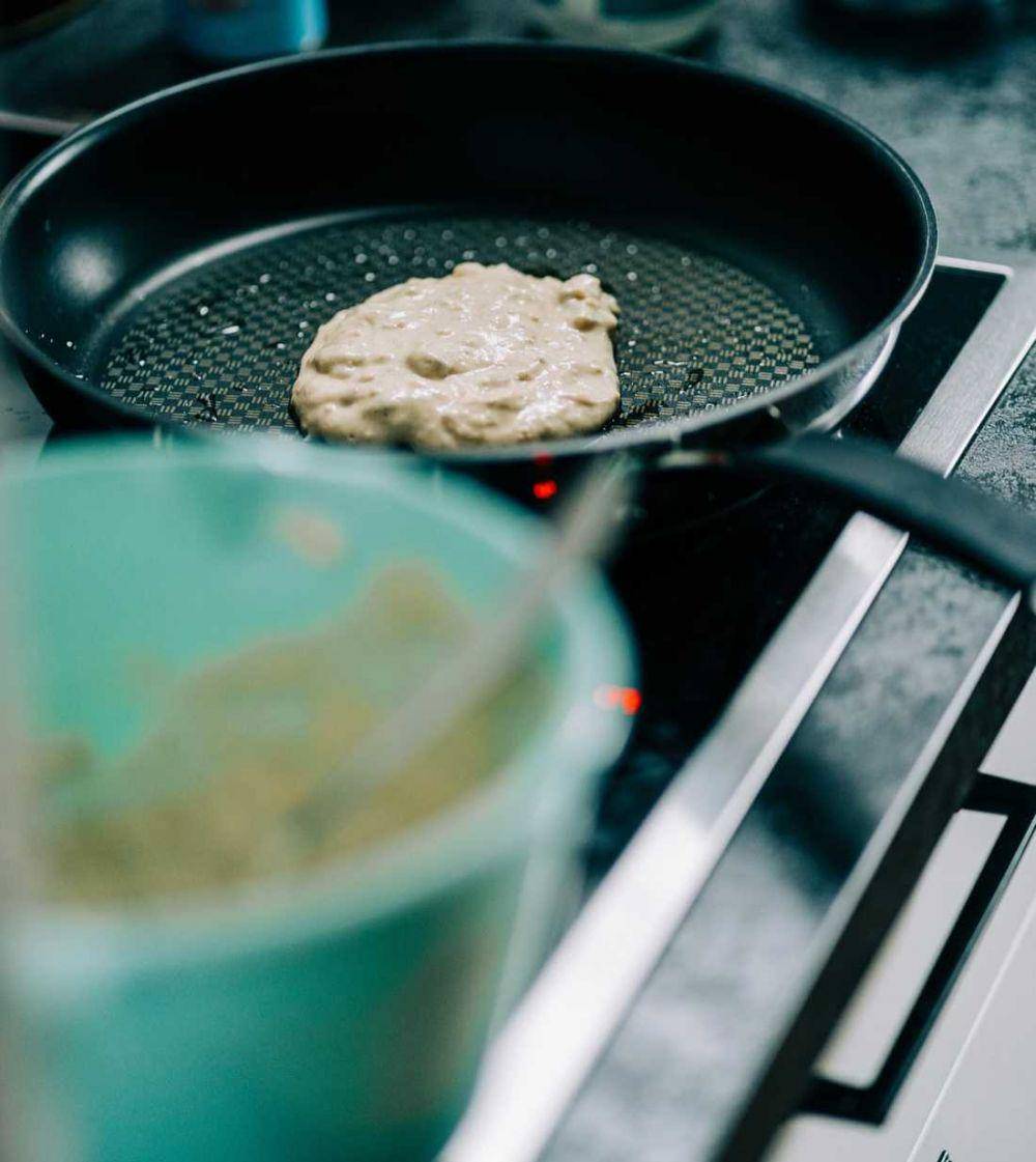 Ilustrasi menggoreng adonan (unsplash.com/@thurstontl)