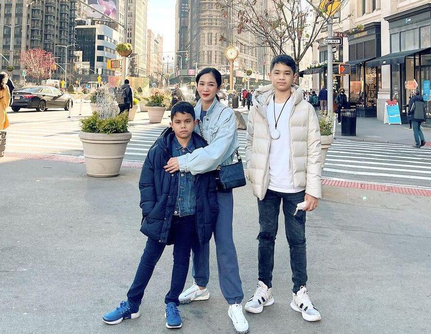 Kompak! 9 Potret Liburan Bunga Zainal dan Keluarga di Amerika Serikat