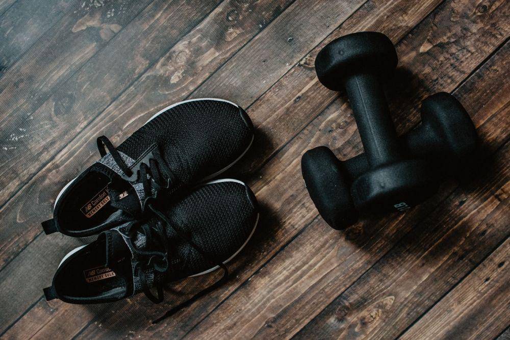 Ilustrasi training shoes (unsplash.com/Kelly Sikkema)