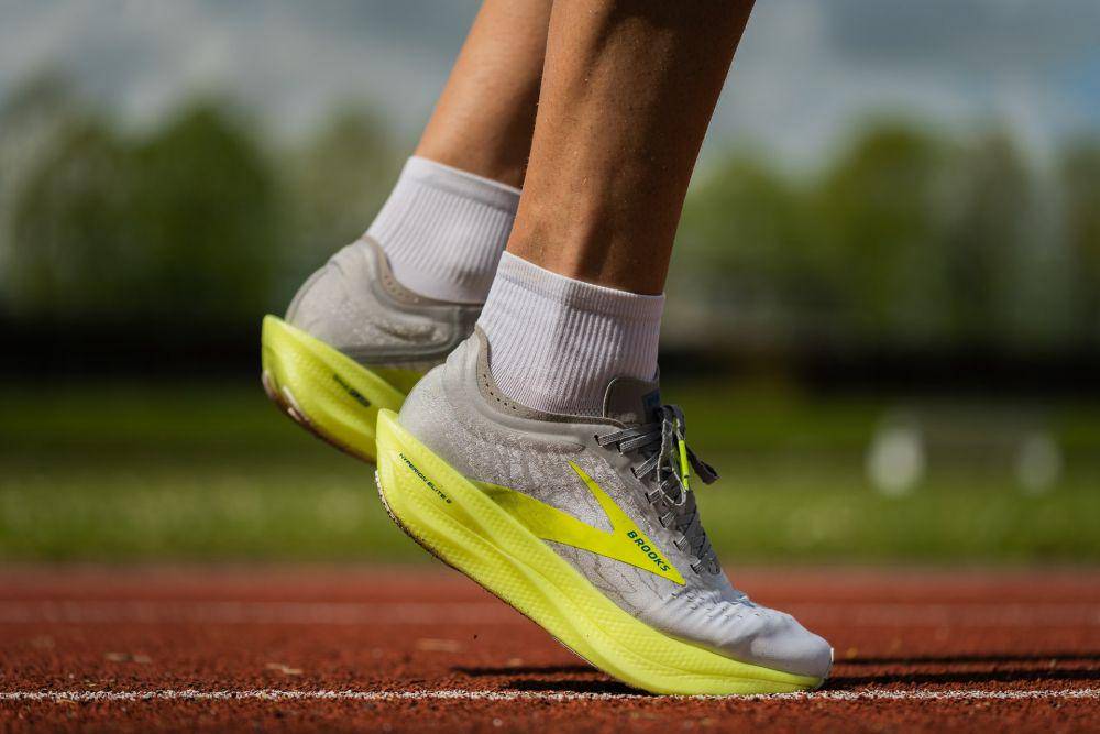 Ilustrasi running shoes (unsplash.com/Malik Skydsgaard)