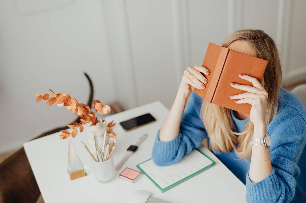 ilustrasi membaca buku (pexels.com/ Karolina Grabowska)