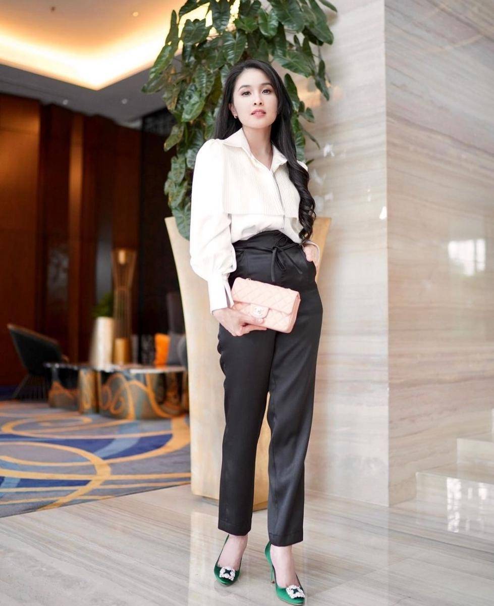 Sandra Dewi (instagram.com/sandradewi88)