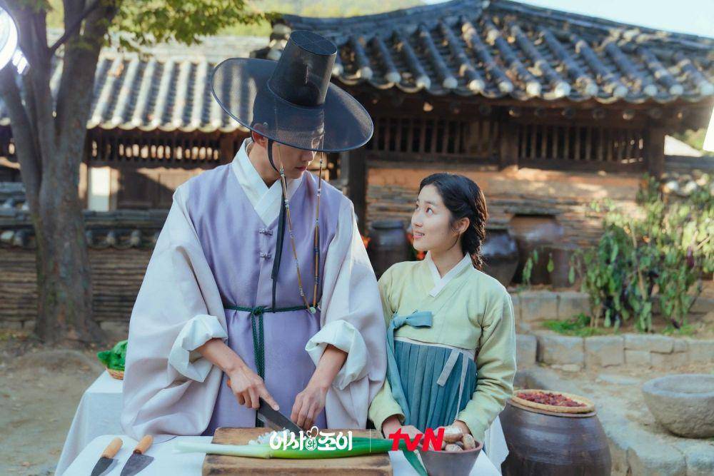 potret Ok Taecyeon dan Kim Hye Yoon di drama Secret Royal Inspector Joy (dok. tvN/Secret Royal Inspector Joy)