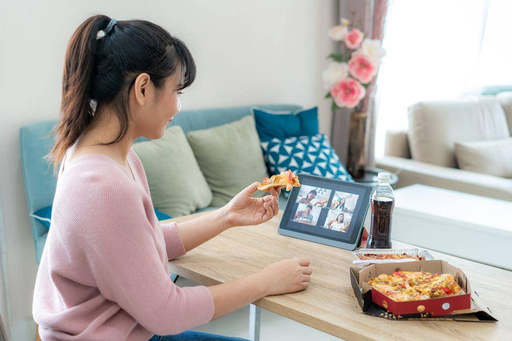 Seorang perempuan video call. (ShutterStock/Travelpixs)