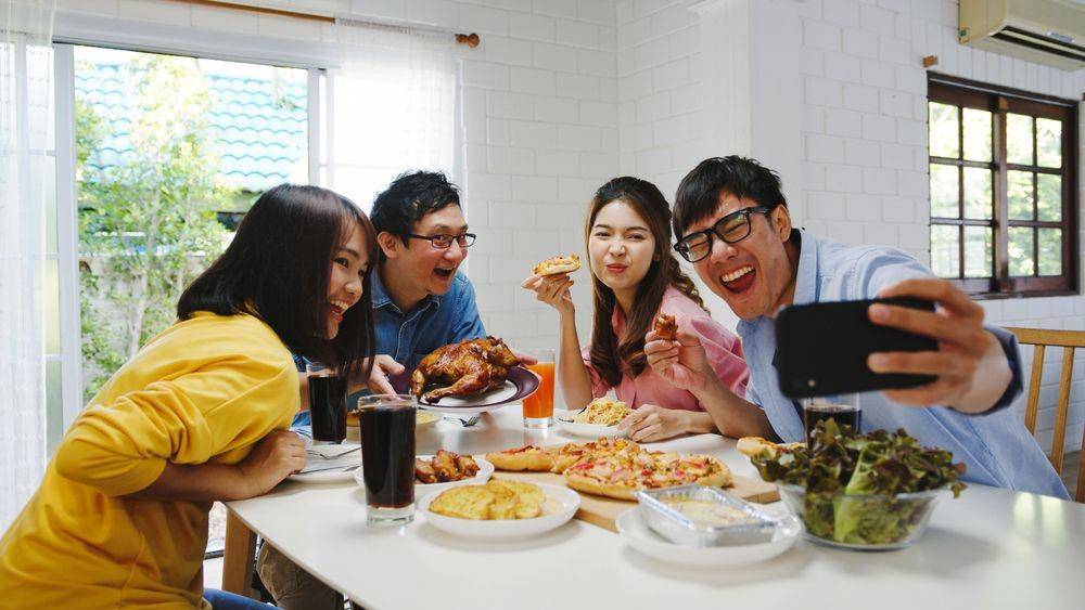 Sekelompok pertemanan sedang makan bersama. (ShutterStock/TirachardKumtanom)