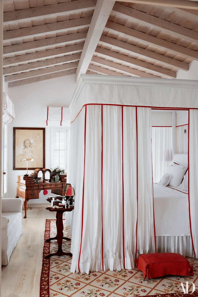 Desain Kamar Bernuansa Merah (architecturaldigest.com)