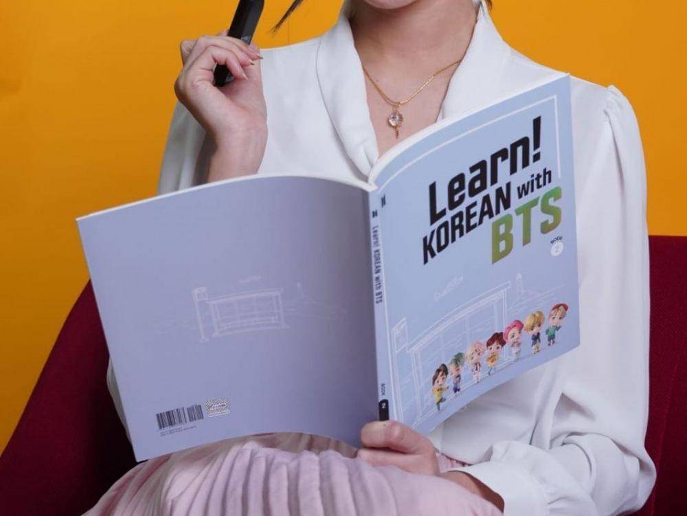 Program belajar Bahasa Korea dengan menggunakan materi dari buku “Learn! KOREAN with BTS yang baru diluncurkan oleh Zenius (dok. Zenius)