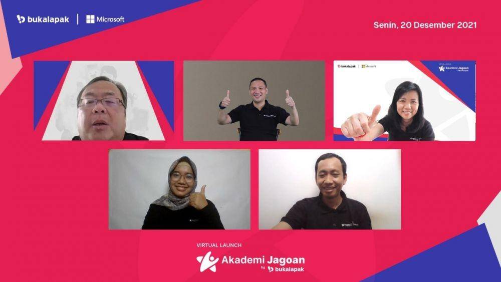 Komisaris Utama Bukalapak Bambang Brodjonegoro bersama CEO Bukalapak Rachmat Kaimuddin dan Chief Partnership Officer Microsoft Indonesia Linda Dwiyanti serta Tante Icha (Pelapak Bukalapak) dan Mas Udin (Mitra Bukalapak) dalam kegiatan Peluncuran Akademi Jagoan by Bukalapak secara virtual (20/12).