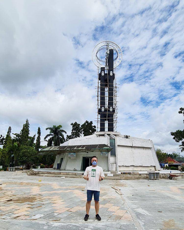 Tugu Khatulistiwa (Instagram.com/oscarsumarli)