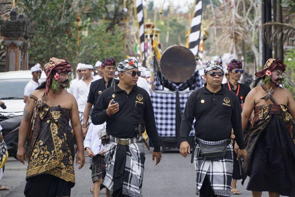 Pecalang (instagram.com/desa_adat_bentuyung_sakti)