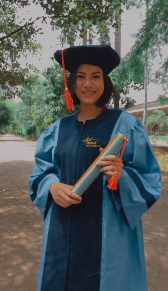 Hana wisuda (Instagram.com/hanahaho)