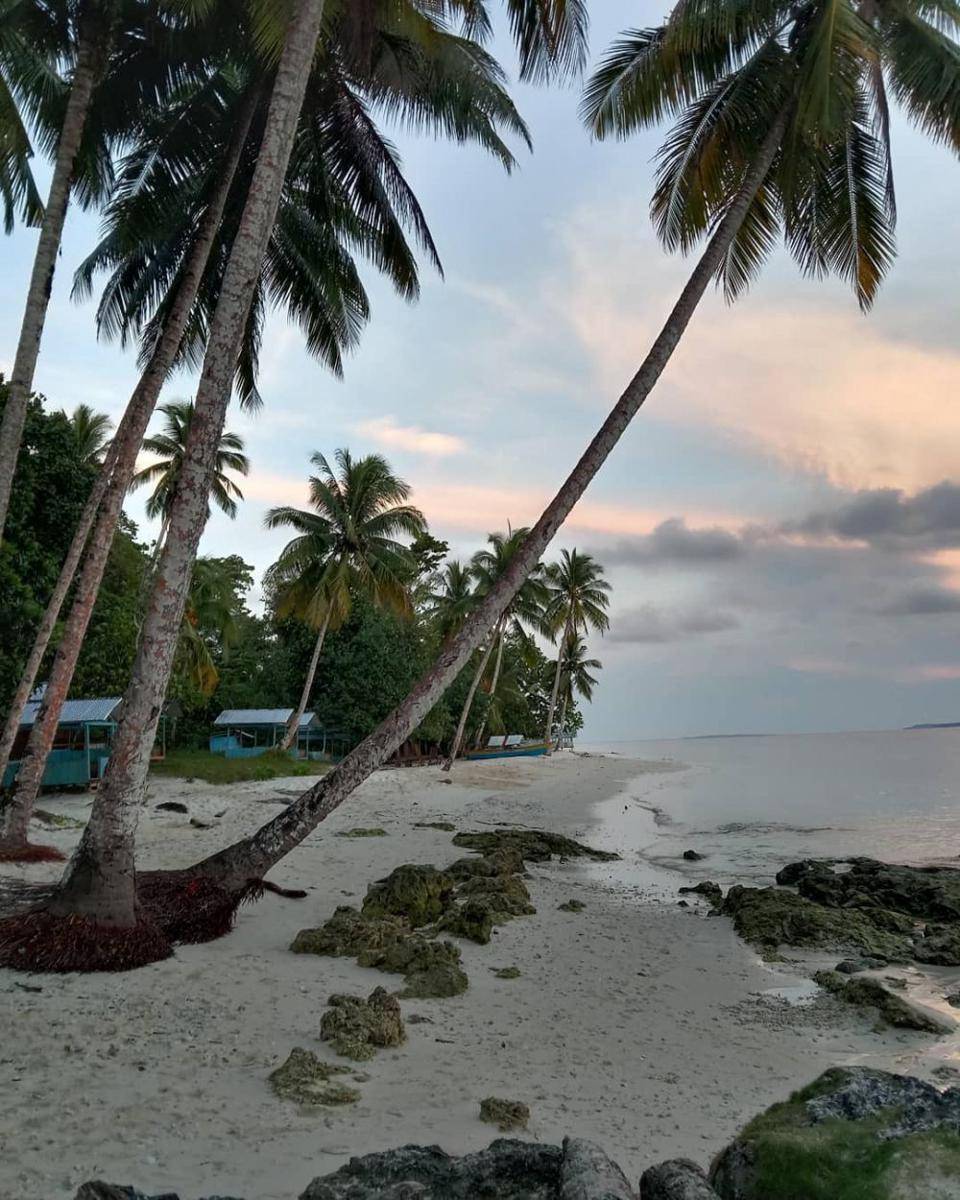 potret Pantai Anggopi (instagram.com/charlydemkorwa)