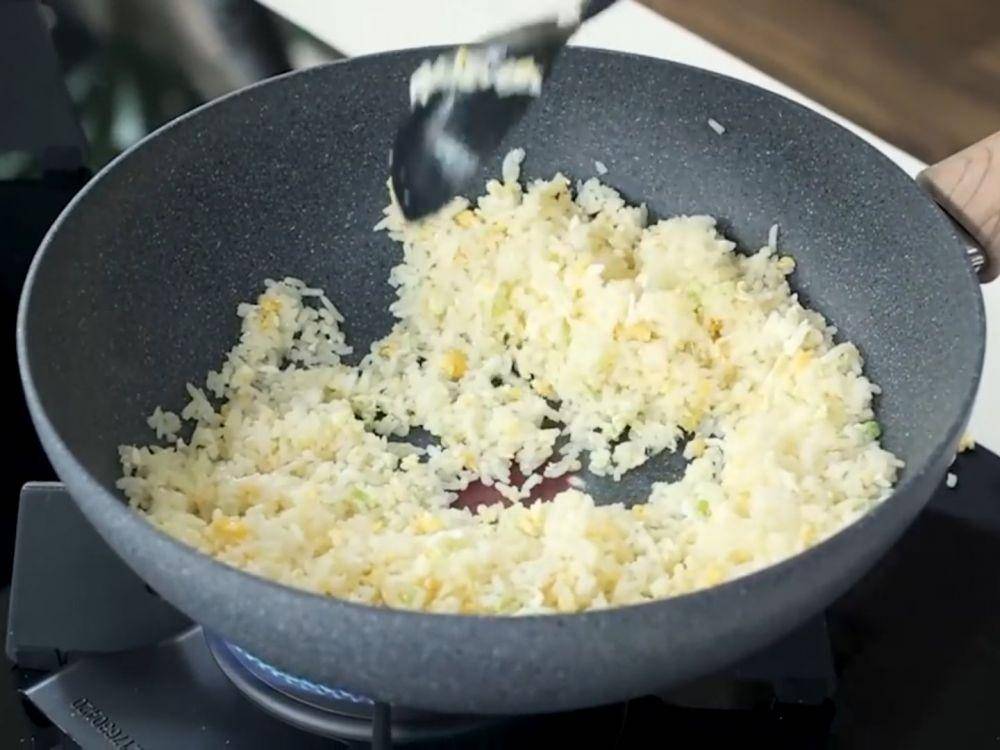 Ilustrasi memasak nasi campur (twitter.com/hermawan_devina)