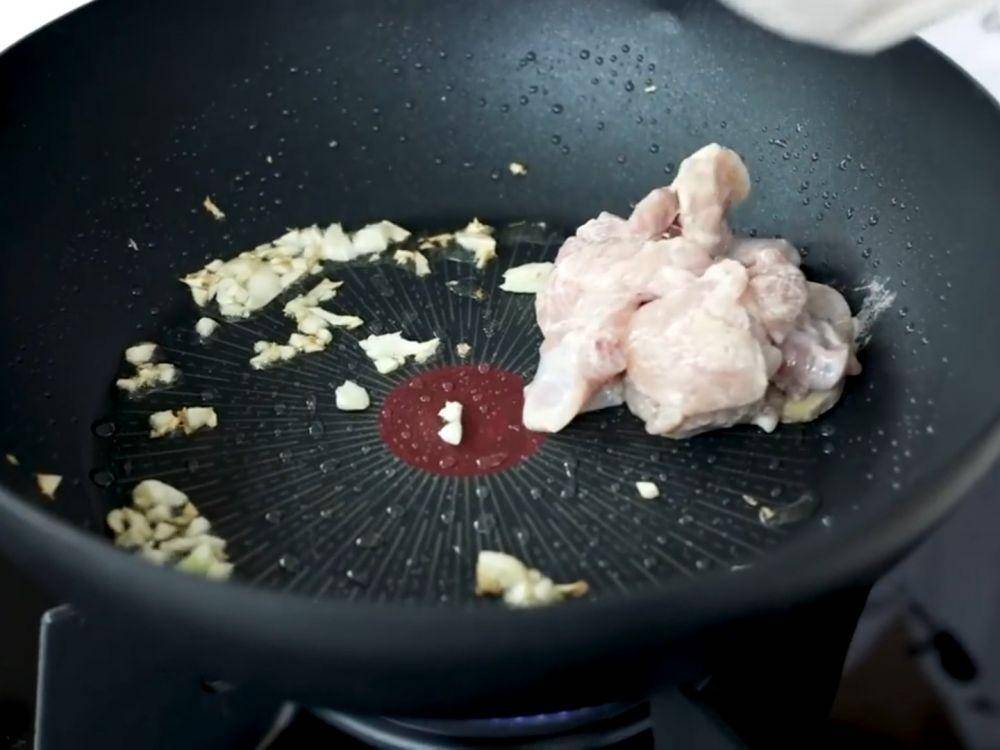 Ilustrasi memasak ayam dan jamur (twitter.com/hermawan_devina)