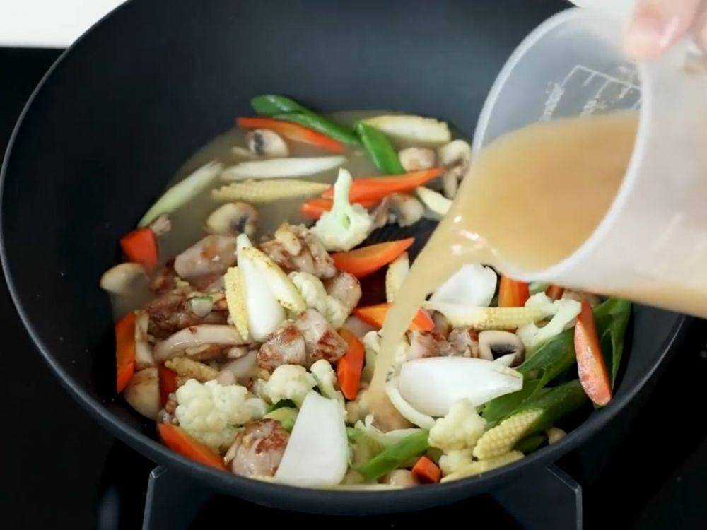 Ilustrasi memasak nasi siram ayam jamur (twitter.com/hermawan_devina)