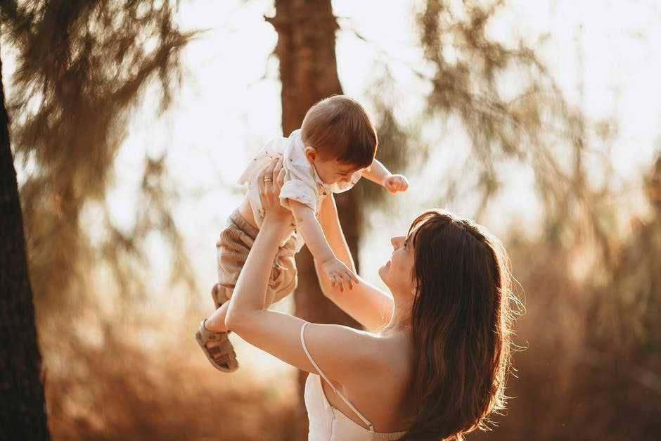ilustrasi ibu dan anak (pexels.com/Helena Lopes)