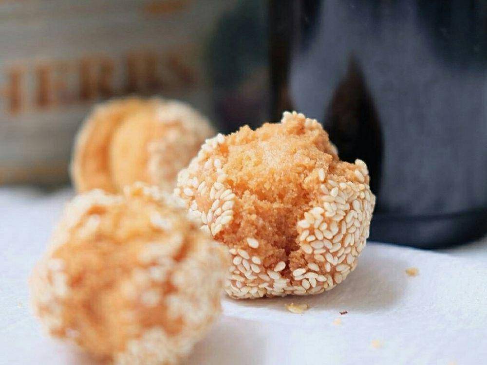 ilustrasi sajian onde-onde ketawa (instagram.com/@indonesiafoodjourney)