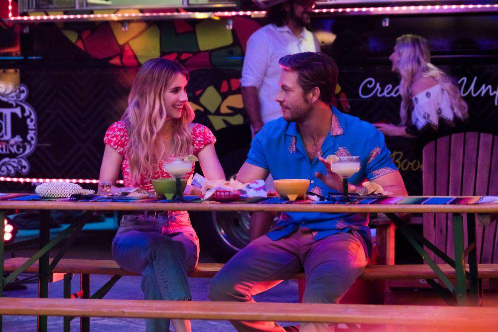 Emma Roberts dan Luke Bracey saling bertatapan di film Holidate (dok. Netflix/Holidate)